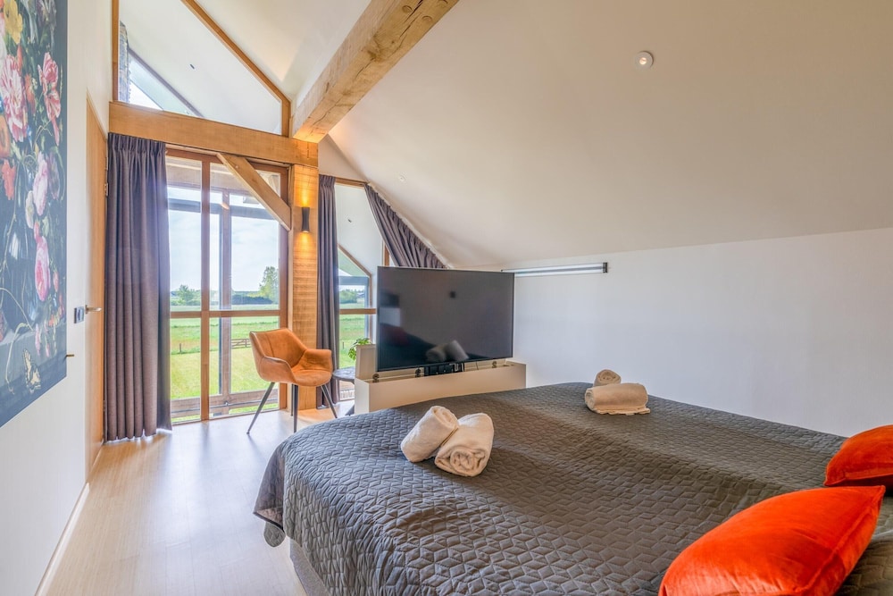 Attractive and Modern 6-person Holiday Villa