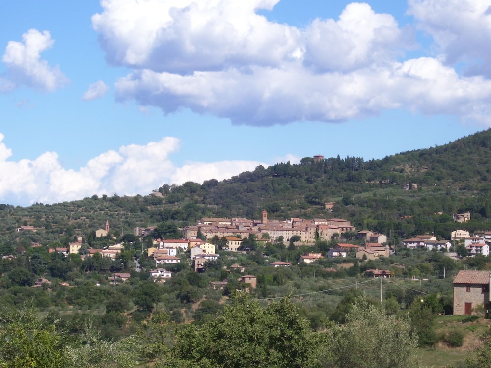 Farmhouse in Paciano With Pool & Scenic Views view 2