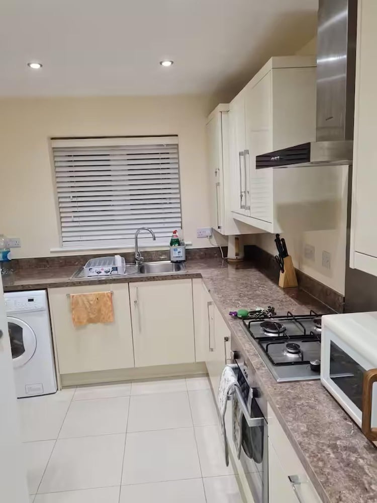 Spacious 3-bed House - Sleeps 8, Garden & Parking