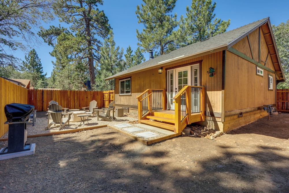 Near Slopes & Shores: Pet-friendly Sugarloaf Gem