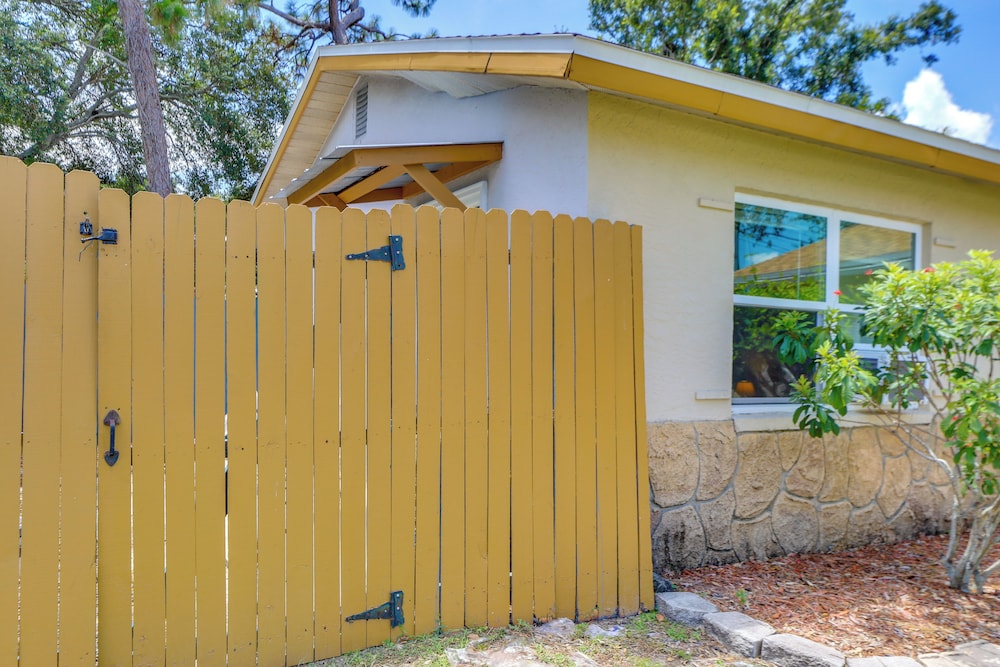 7 Mi to Beach: Pinellas Park Studio w/ Patio
