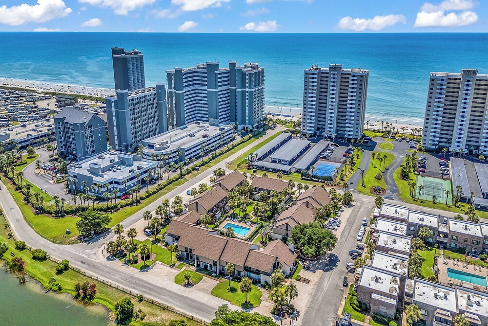 650 Feet to the Beach! Arcadian Shores Townhome