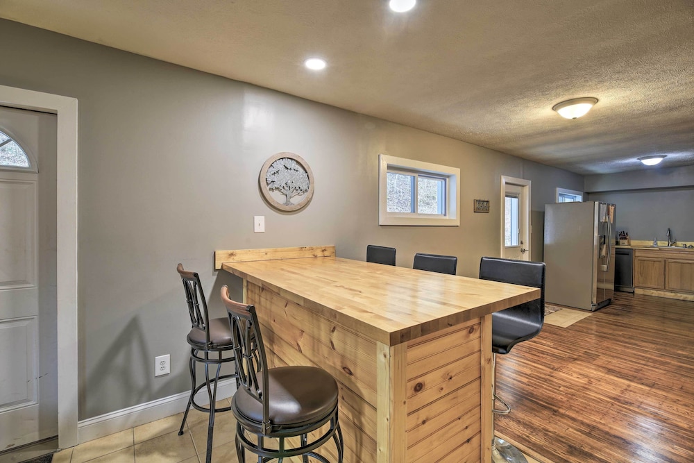 Mullens Cabin w/ Gas Grill & Mountain Views! view 3