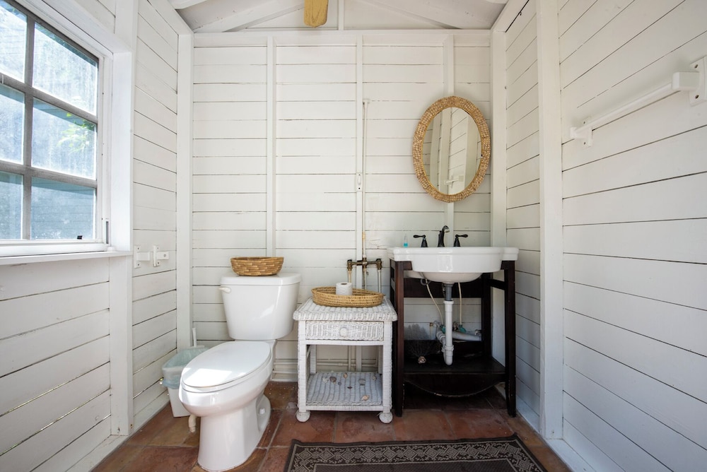 Island Serenity: Charming Watercolor Cottage Near Beach