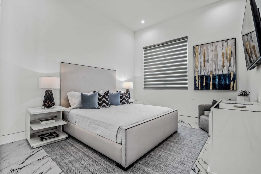Indio Stay w/ Exclusive Amenities Pool, Hot Tub, Spa, Firepit Bravo Villa #16 by Avantstay