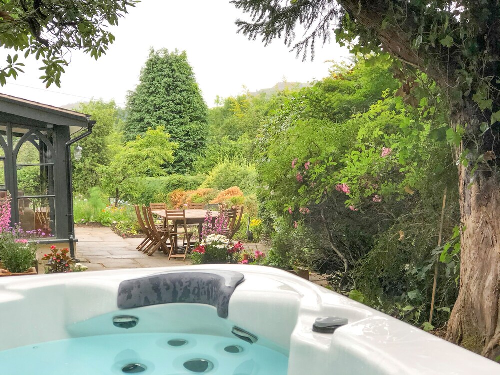 Cwmalis Hall