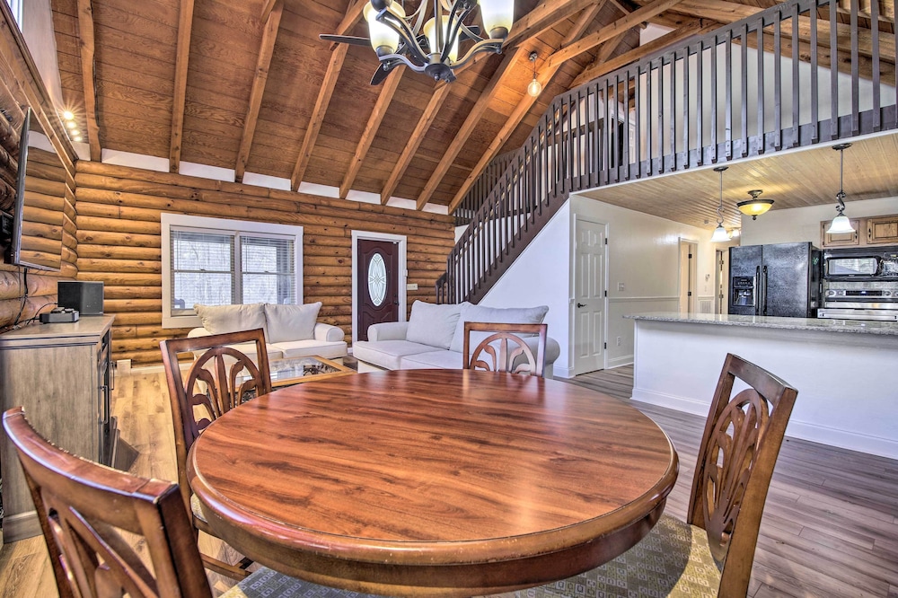 Pet-friendly Gatlinburg Cabin w/ Hot Tub!