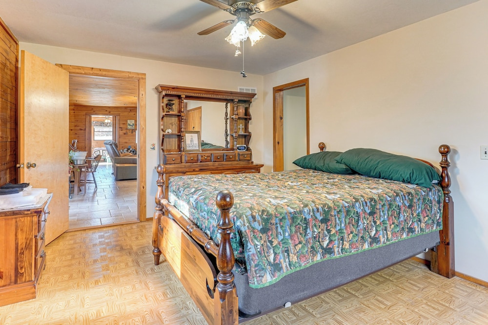 Table Rock Lake Cabin w/ Waterfront Views!