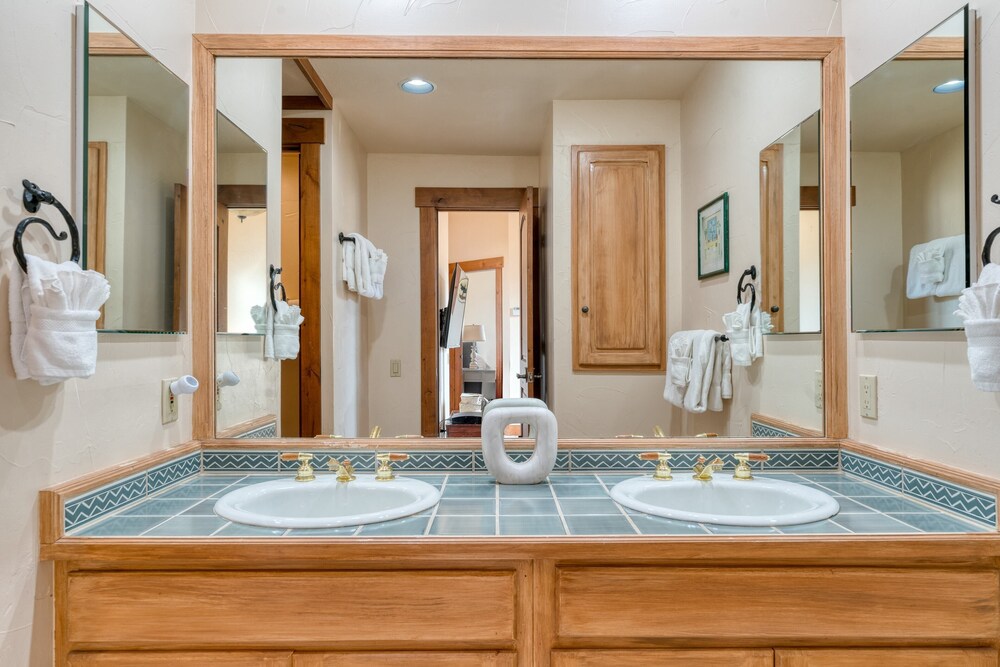 Summit County Vacations - Topaz Estate by Avantstay Luxe Home, Pool View - Property Image 26