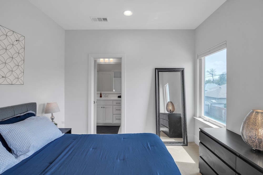Modern 3br In Bishop Arts Walk To Shops & Dining 3 Bedroom Duplex