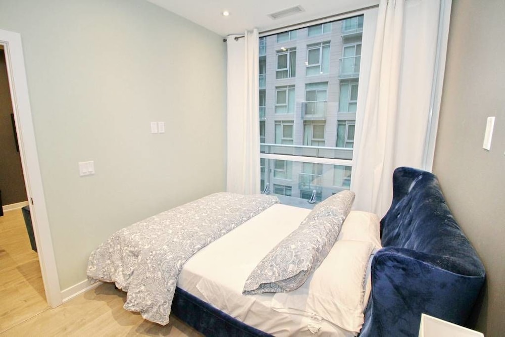 Executive 1 BD in the heart of Entertainment District - Image 2