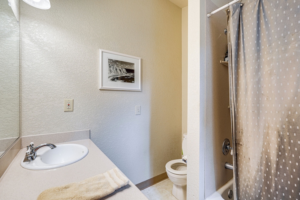 Walkable Miracle Mile Retreat w/ Peaceful Patio