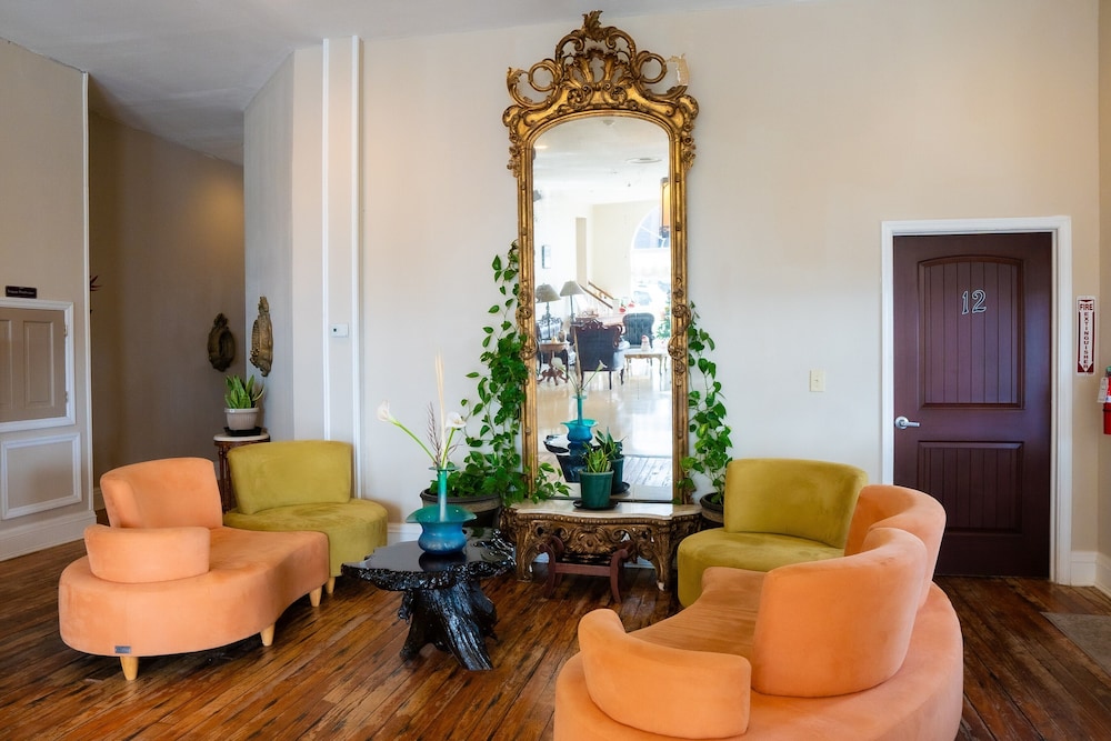 Oak Tree Hotel