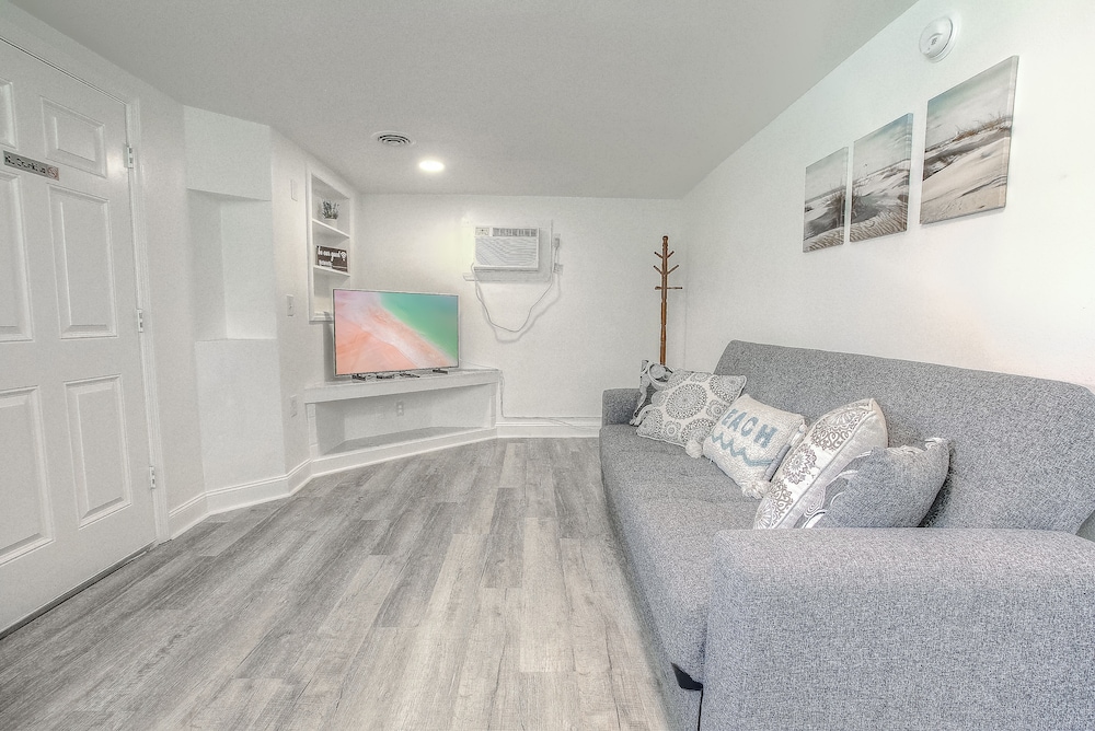 Daytona Shores Inn & Suites