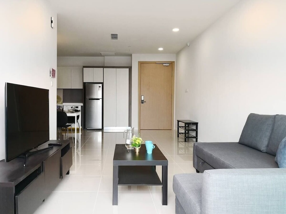 A Spacious, High-floor Suite Next to Komtar Jbcc