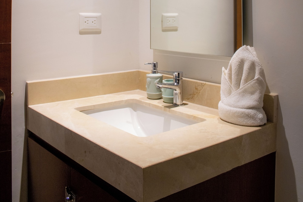 NHOA 111A 2BR Condo Pool access