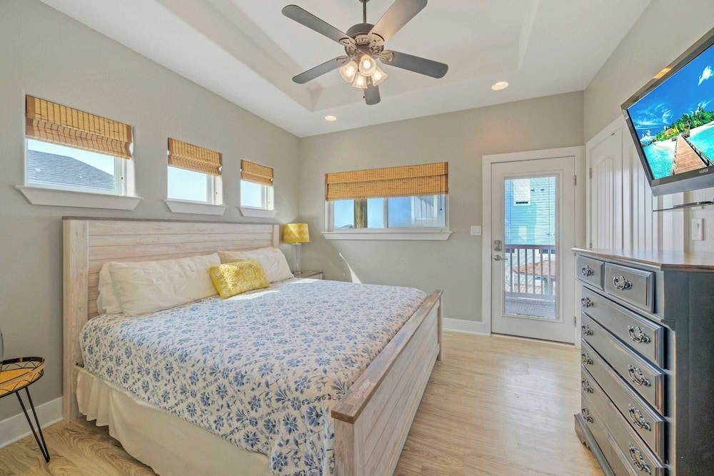 Sleeps 24 2 Homes w/ Beach Boardwalk Access & Deck Views Steps to the Beach