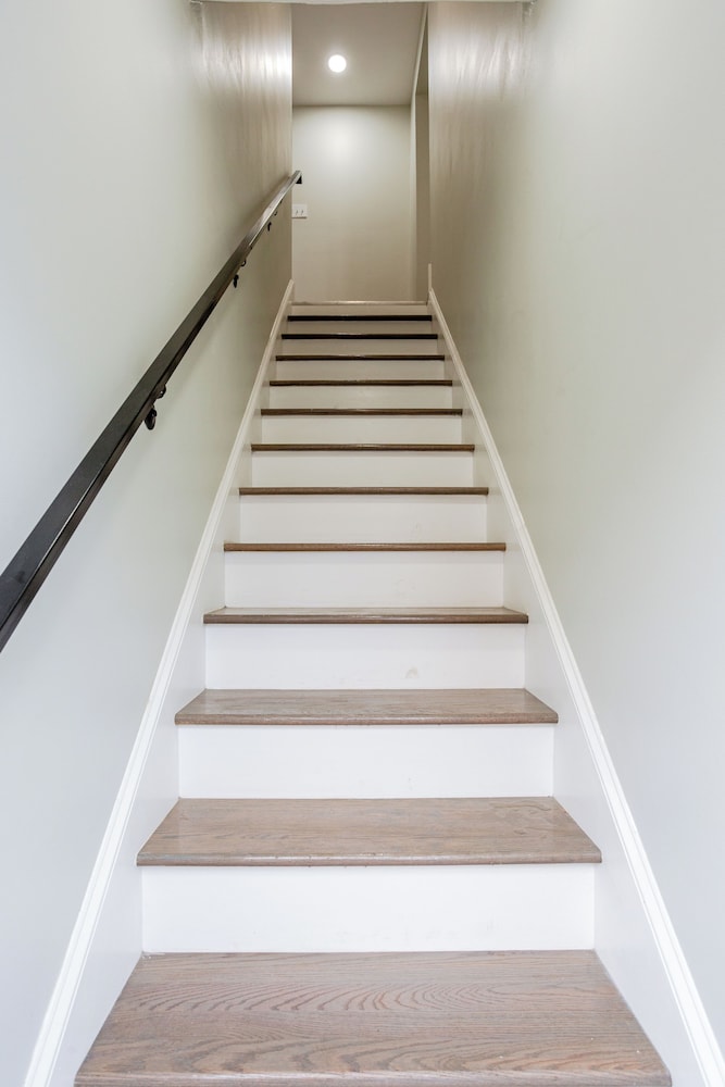 Stylish Minimalist Stay in City Center