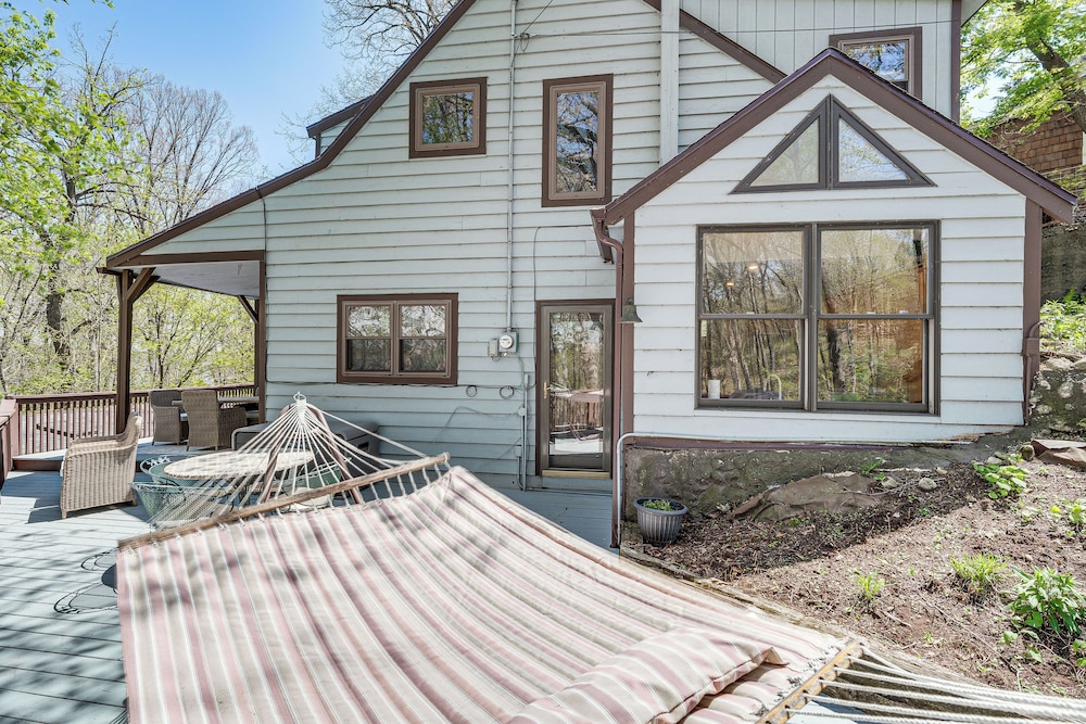 Charming Cottage: Steps to Lake Wandawega!