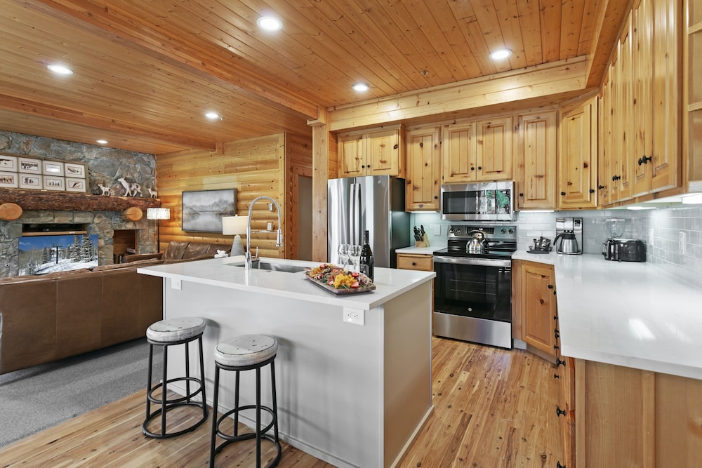 Bristlecone at Deer Valley Resort - Three Bedroom Condo with Hot Tub #201 3 Condo