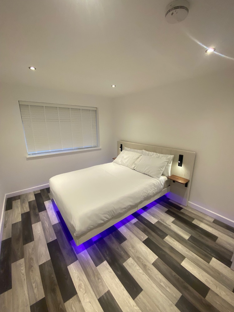 Stunning Truro 1-bed - Sleeps 2 & Parking