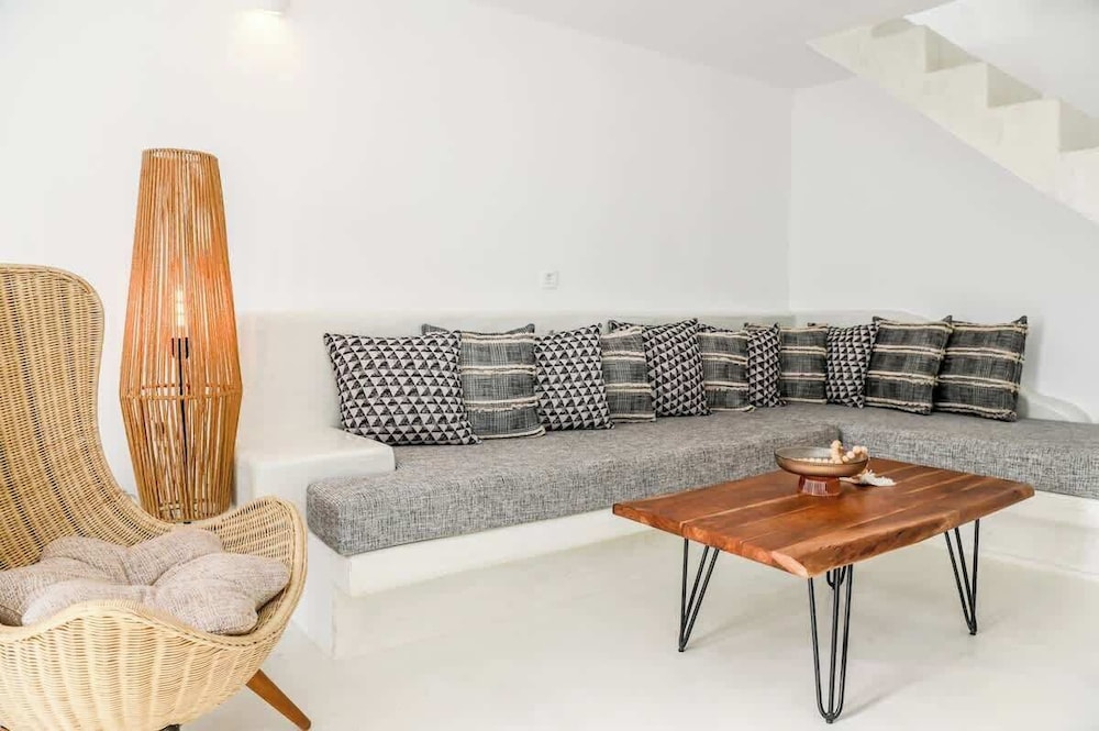 Amphora Thalassa Seaview Gem w Private Jacuzzi