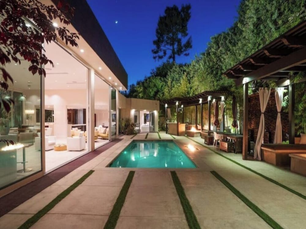 Zen Estate - Luxurious 5BR Beverly Hills Sanctuary With Pool & Canyon Views