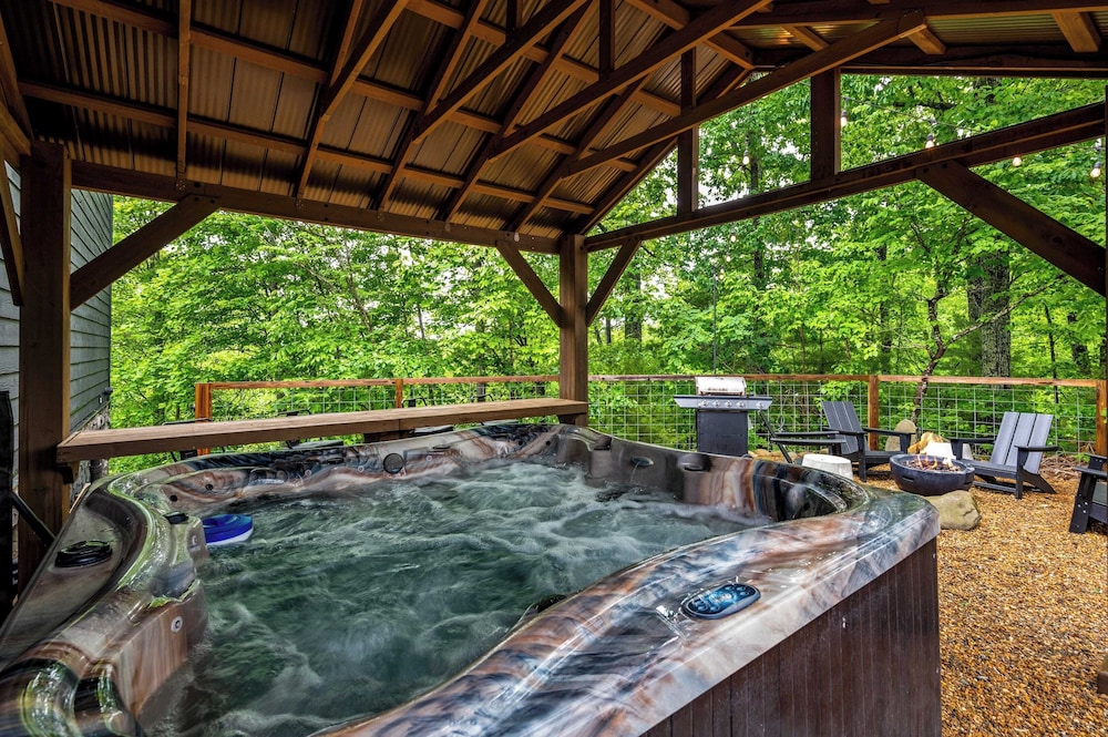 Arcade, Playground, Indoor Pool, Hot Tub, Firepit Minutes From Dollywood & National Parks 2 Firefly Mountain Suites by Avantstay