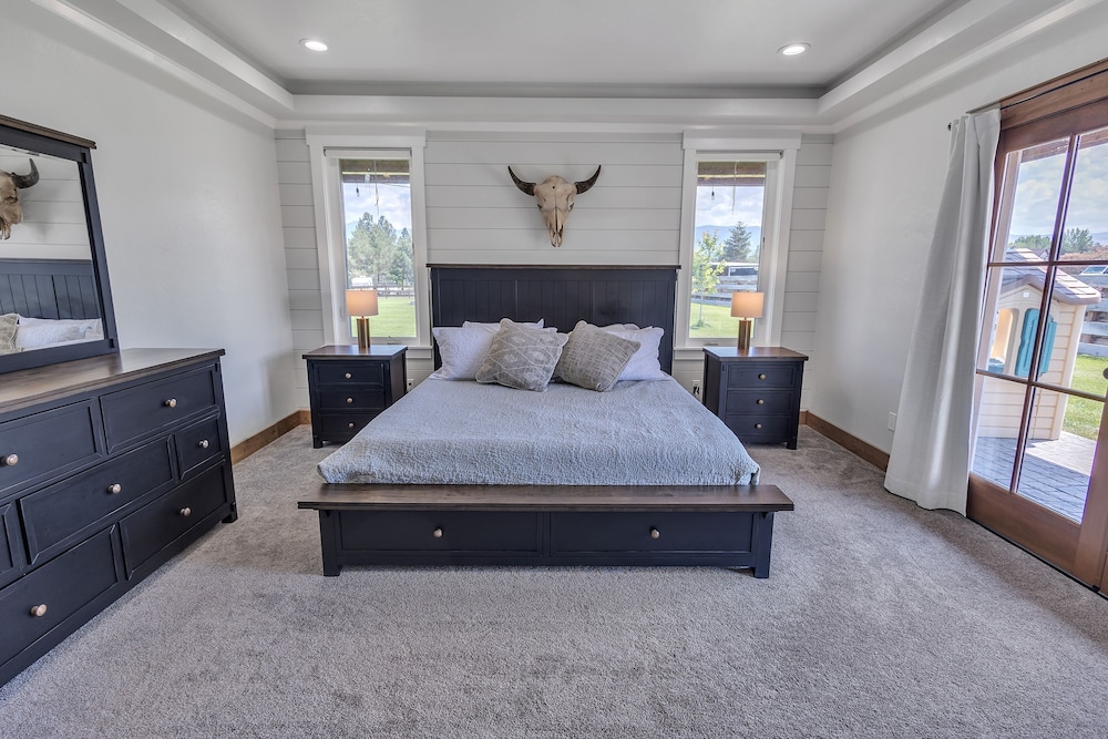 Modern Three Bears Get Away 6 Bedroom Farmhouse by Redawning view 3