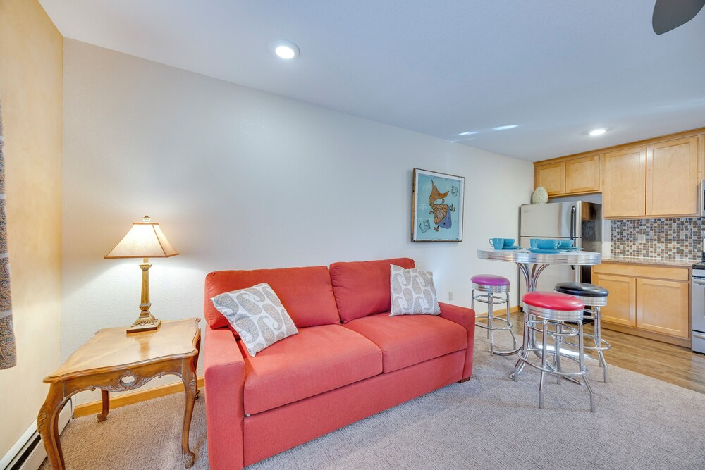 Mountain-view Apt: Walk to Local Attractions!