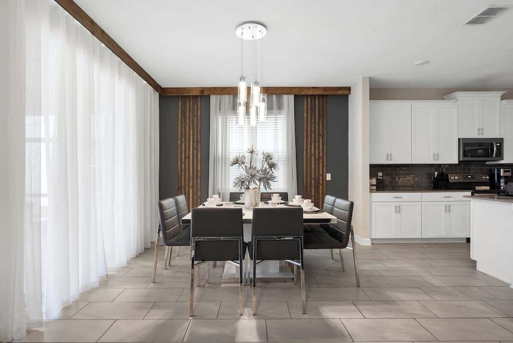 Sophisticated 6BR at Storey Lake