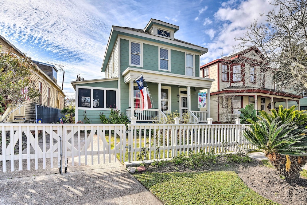 Historic Galveston Hideaway, Walk to the Beach!
