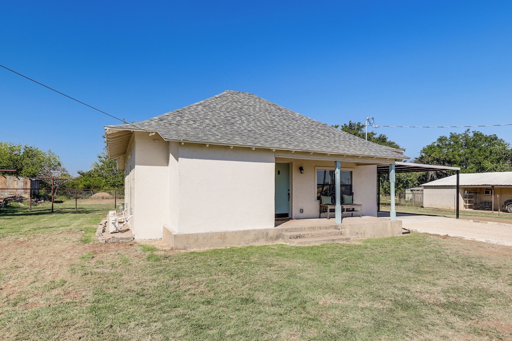 Walk to Historic Square: Jacksboro Home w/ Yard
