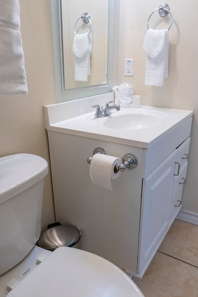 Open & Modern Pool #b Walk To Beach 2 Bedroom Condo