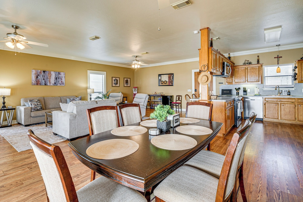 Private Pier, Porch! Quiet Lake Livingston Retreat