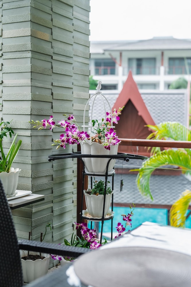 Pearl Of Naithon 3 Bedroom Beachfront Condo