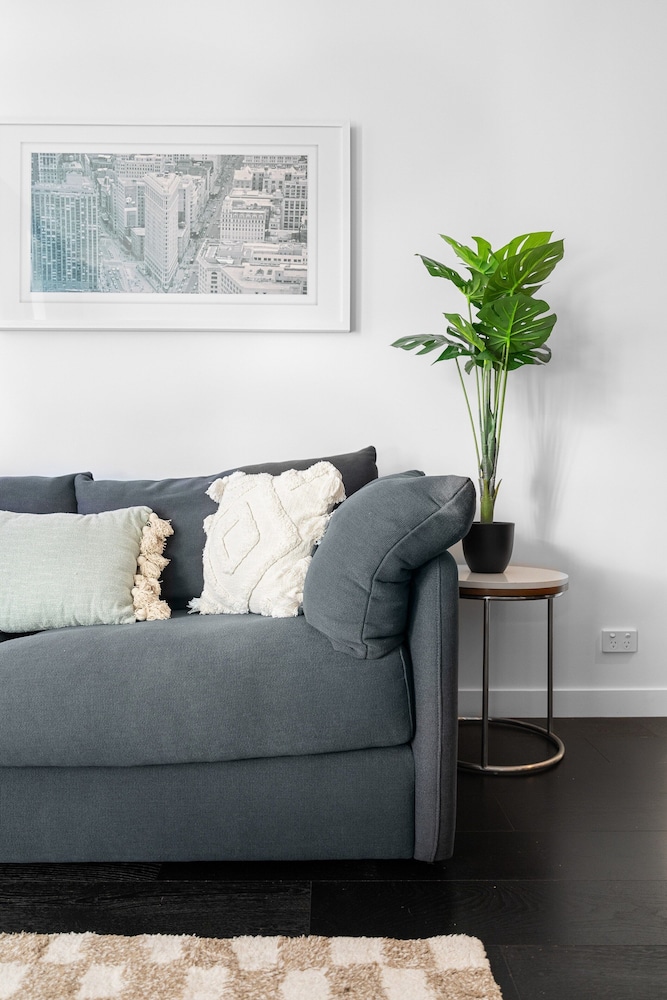 City Escape With Balcony & Resort-style Amenities