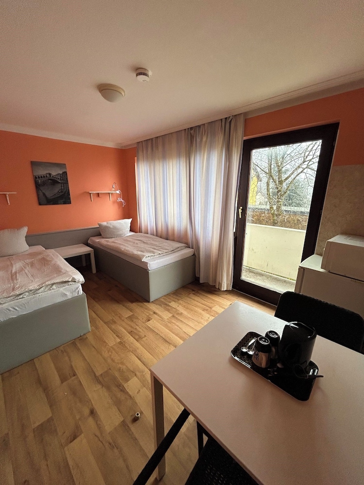 2-Rent Group Hostel Rooms AUB162