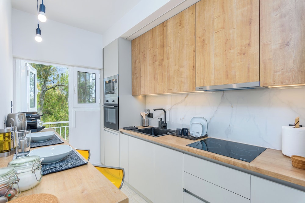 Zeus 2-Bedroom Apt with Acropolis View