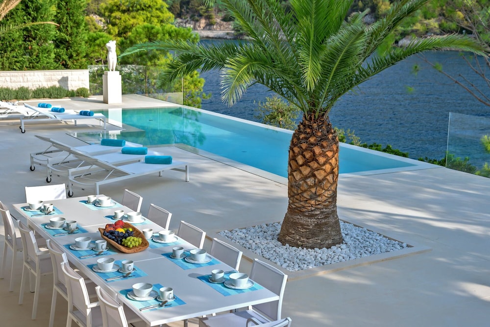 Beachfront Villa Seven Sins with Pool view 4