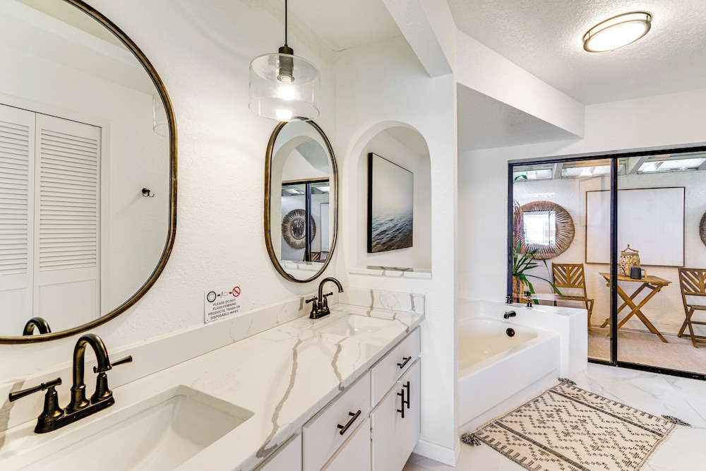 Group Getaway: Luxe Lakeside Gem in Port Charlotte
