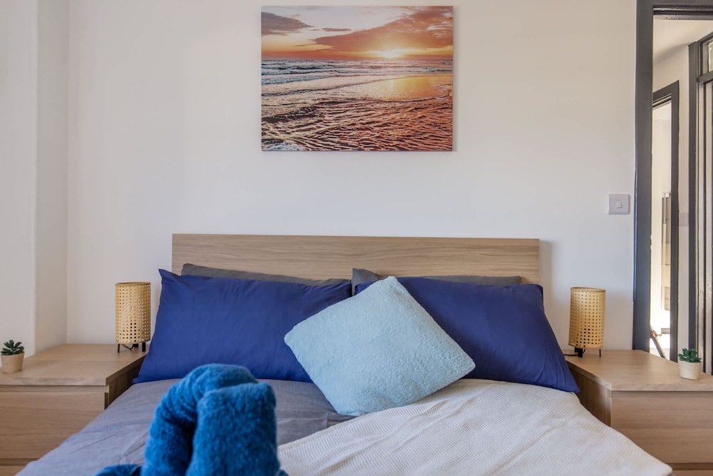 Modern 3 Bed House-free Parking