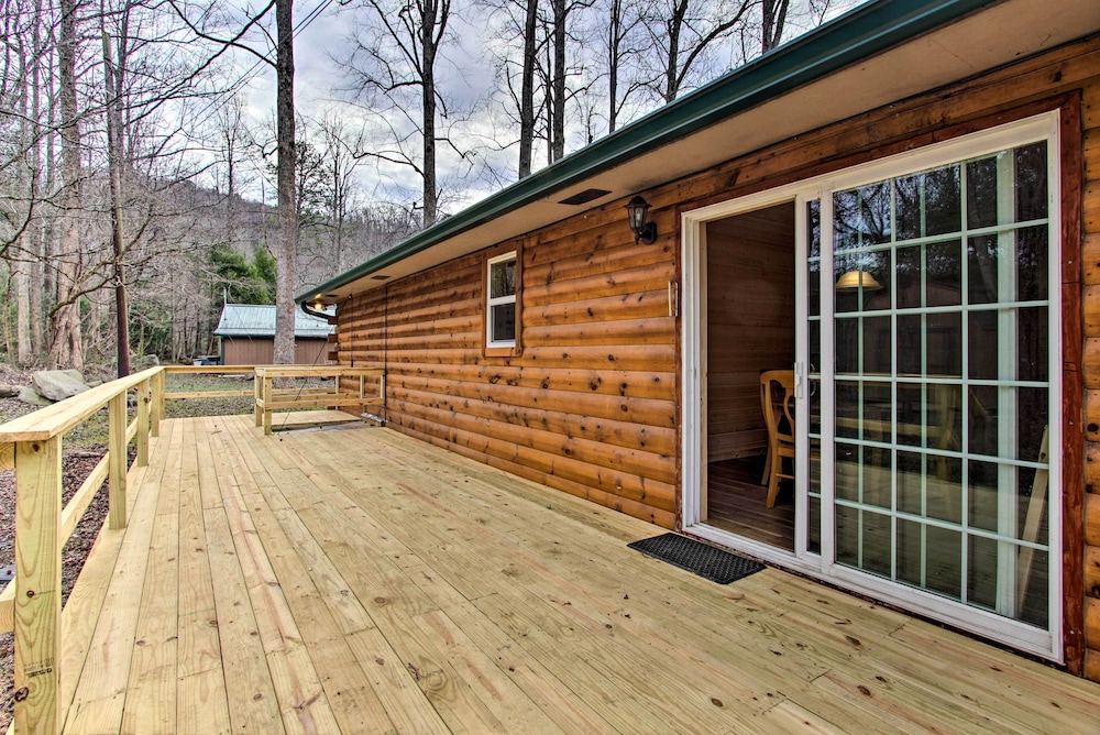 Gatlinburg Cabin: Hot Tub, Deck, Games