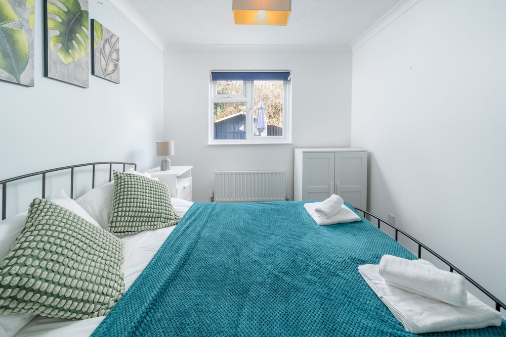 Crawley Pet Friendly 1-Bedroom Apartment view 2