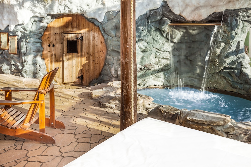 Hotel Larkins Pub Restaurant and B&B - Image 1