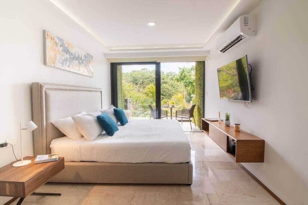 Ocean view Rooftop Studios with Pool