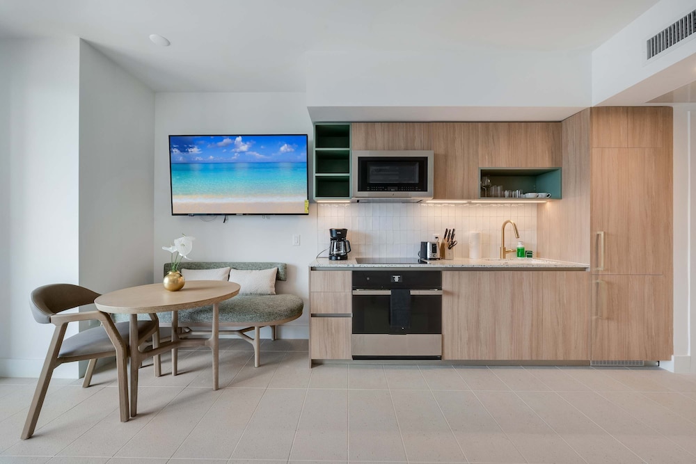 Bellini Breeze - Cozy Central Miami Pool and Gym