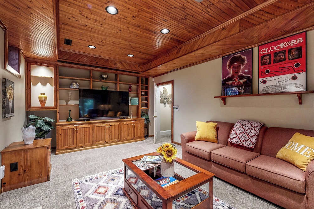 Waterfront Allergy-free 4br, Dock & Home Theater