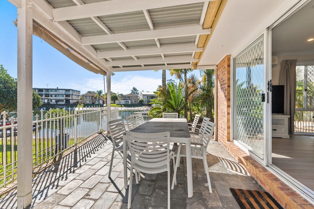 Family-friendly Flat With Balcony Views