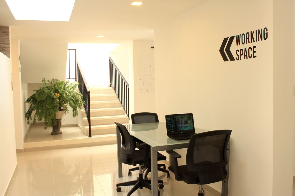Color Hostel
